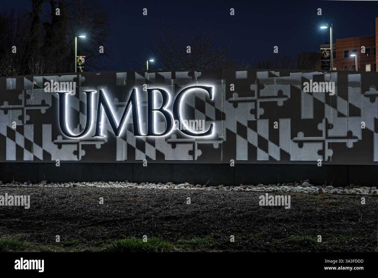 Baltimora, MD, USA - 8 marzo 2025: Foto notturna del cartello UMBC illuminato presso il campus della contea di Baltimora dell'Università del Maryland. Foto Stock