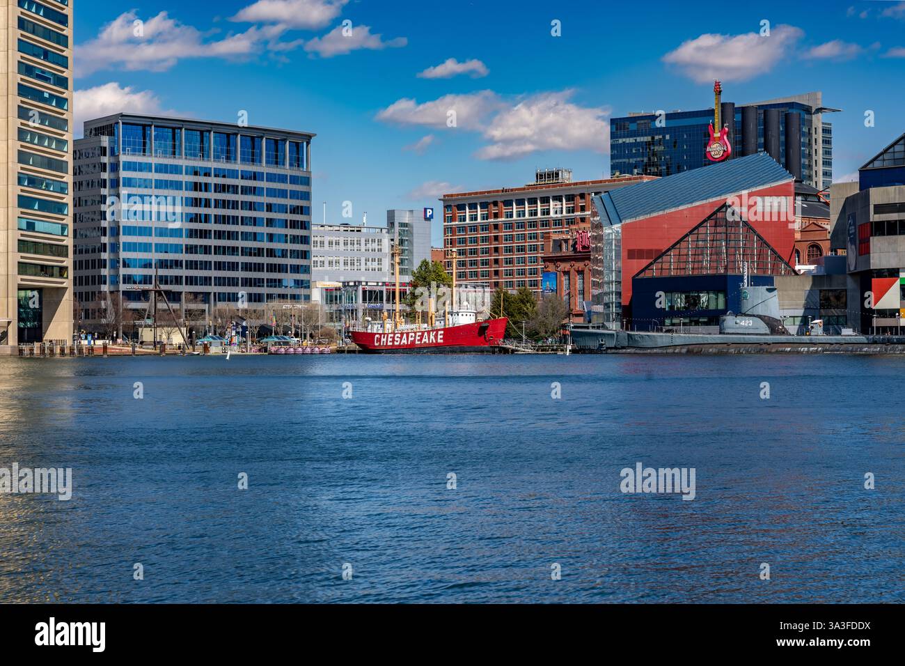 Baltimora, MD, Stati Uniti - 8 marzo 2025: Foto pomeridiana invernale del porto interno di Baltimora in un freddo pomeriggio invernale soleggiato. Foto Stock