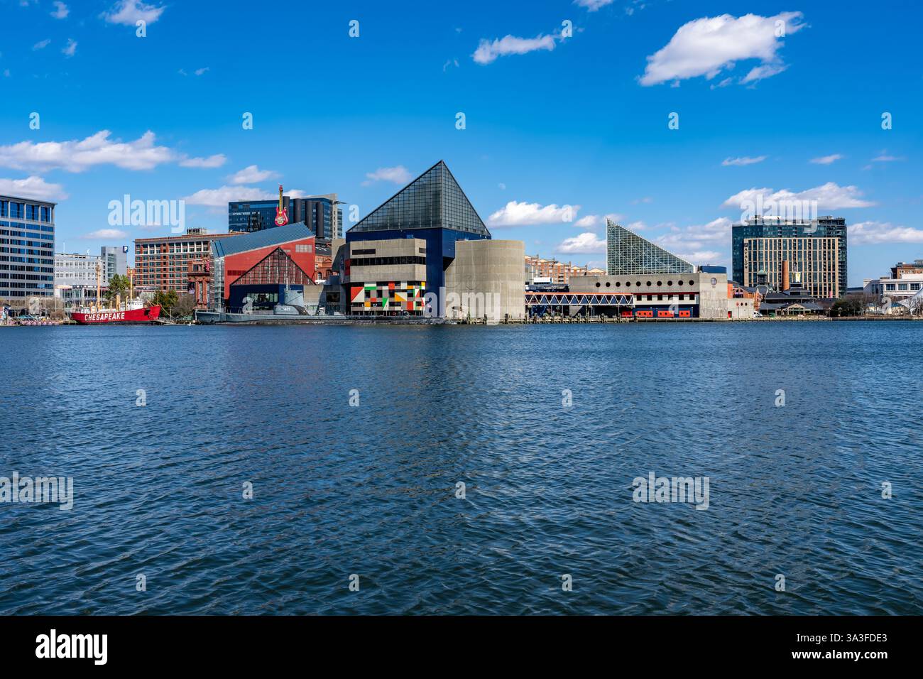 Baltimora, MD, Stati Uniti - 8 marzo 2025: Foto pomeridiana invernale del porto interno di Baltimora in un freddo pomeriggio invernale soleggiato. Foto Stock