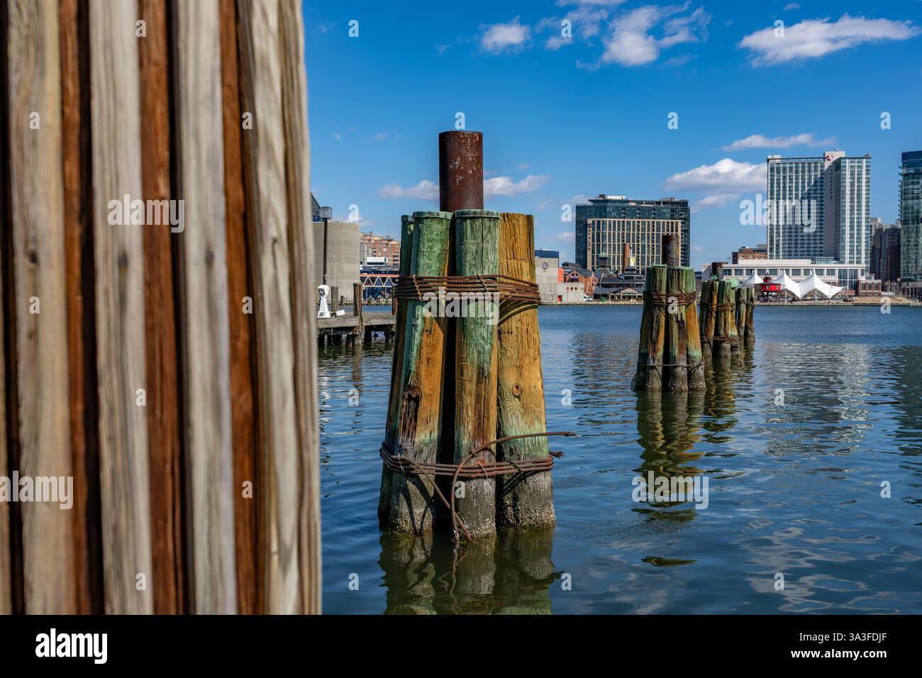 Baltimora, MD, Stati Uniti - 8 marzo 2025: Foto pomeridiana invernale del porto interno di Baltimora in un freddo pomeriggio invernale soleggiato. Foto Stock