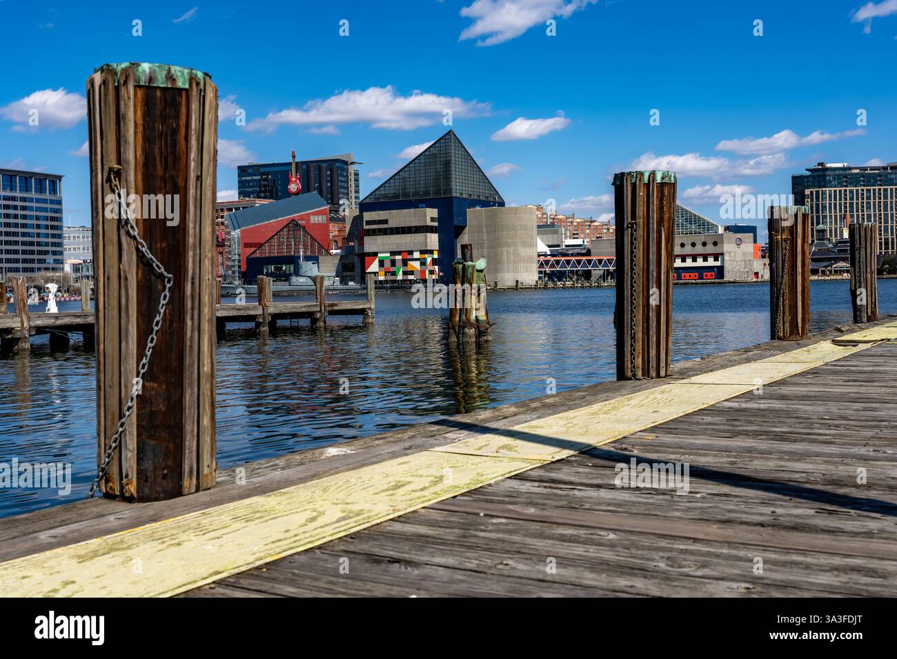 Baltimora, MD, Stati Uniti - 8 marzo 2025: Foto pomeridiana invernale del porto interno di Baltimora in un freddo pomeriggio invernale soleggiato. Foto Stock
