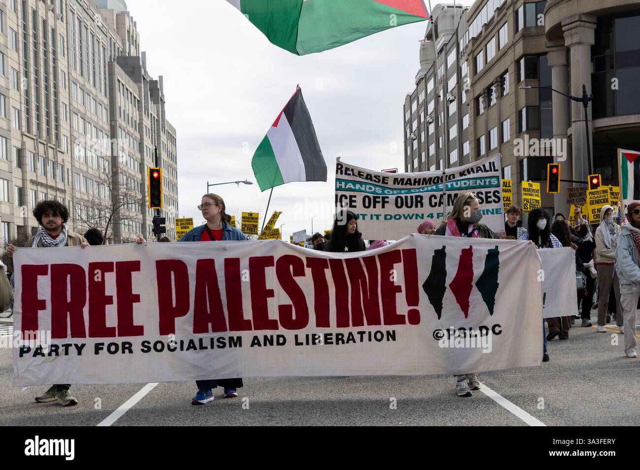 Washington DC, Stati Uniti. 15 marzo 2025. Gli attivisti pro-palestinesi marciano a Washington, DC il 15 marzo 2025 per mostrare sostegno a Mahmoud Khalil e chiedere il suo rilascio dalla DETENZIONE DI GHIACCIO. Mahmoud Khalil è un importante attivista palestinese, che ha contribuito a guidare le proteste alla Columbia University contro le vittime civili a Gaza, è stato arrestato dagli agenti dell'immigrazione e inviato in un centro di detenzione in Louisiana. Crediti: Aashish Kiphayet/Alamy Live News Foto Stock