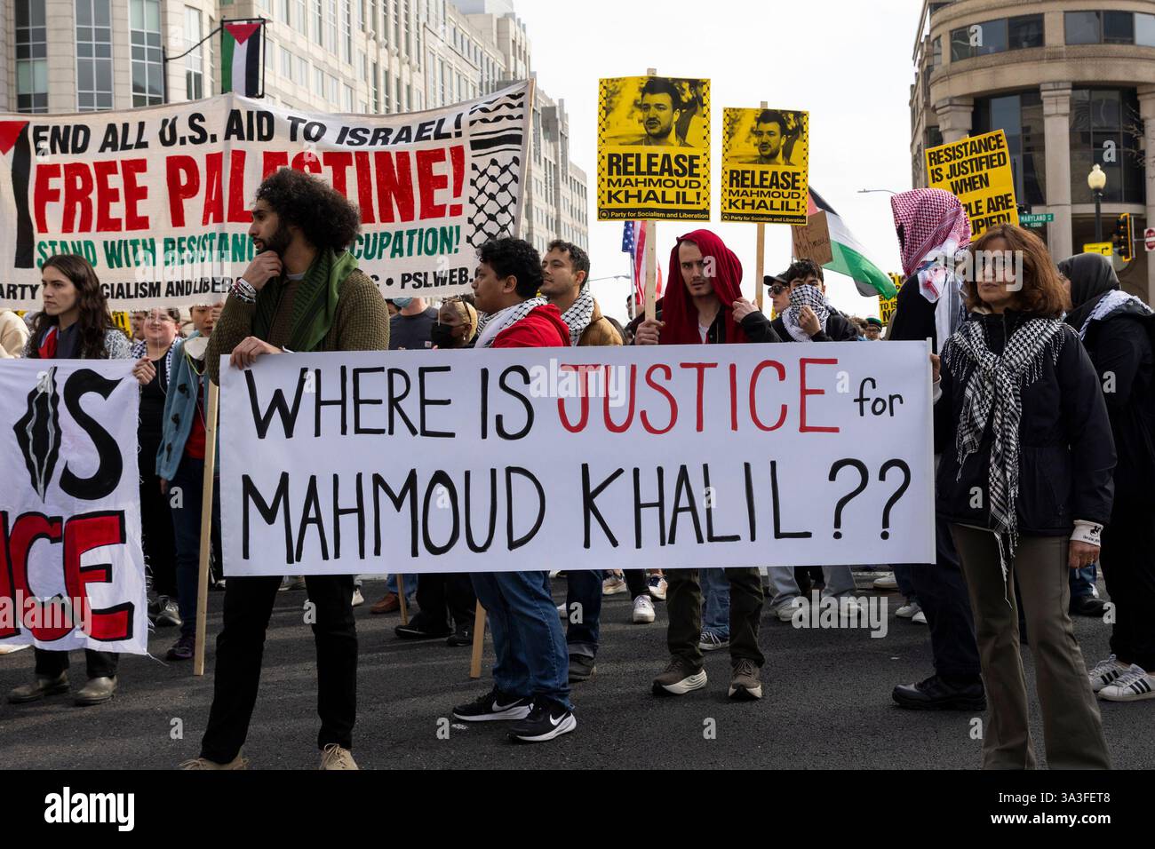 Washington DC, Stati Uniti. 15 marzo 2025. Gli attivisti pro-palestinesi marciano a Washington, DC il 15 marzo 2025 per mostrare sostegno a Mahmoud Khalil e chiedere il suo rilascio dalla DETENZIONE DI GHIACCIO. Mahmoud Khalil è un importante attivista palestinese, che ha contribuito a guidare le proteste alla Columbia University contro le vittime civili a Gaza, è stato arrestato dagli agenti dell'immigrazione e inviato in un centro di detenzione in Louisiana. Crediti: Aashish Kiphayet/Alamy Live News Foto Stock