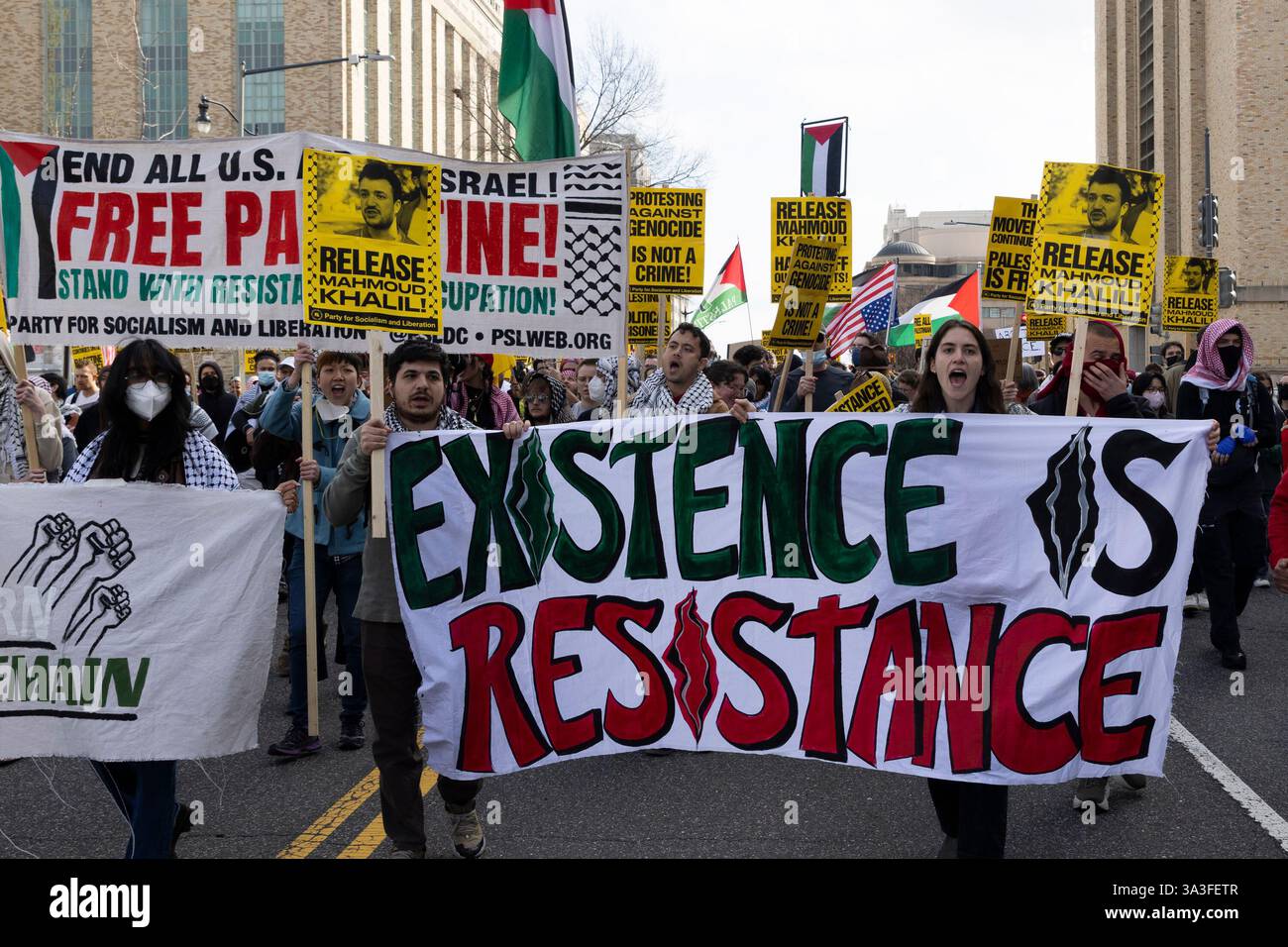 Washington DC, Stati Uniti. 15 marzo 2025. Gli attivisti pro-palestinesi marciano a Washington, DC il 15 marzo 2025 per mostrare sostegno a Mahmoud Khalil e chiedere il suo rilascio dalla DETENZIONE DI GHIACCIO. Mahmoud Khalil è un importante attivista palestinese, che ha contribuito a guidare le proteste alla Columbia University contro le vittime civili a Gaza, è stato arrestato dagli agenti dell'immigrazione e inviato in un centro di detenzione in Louisiana. Crediti: Aashish Kiphayet/Alamy Live News Foto Stock