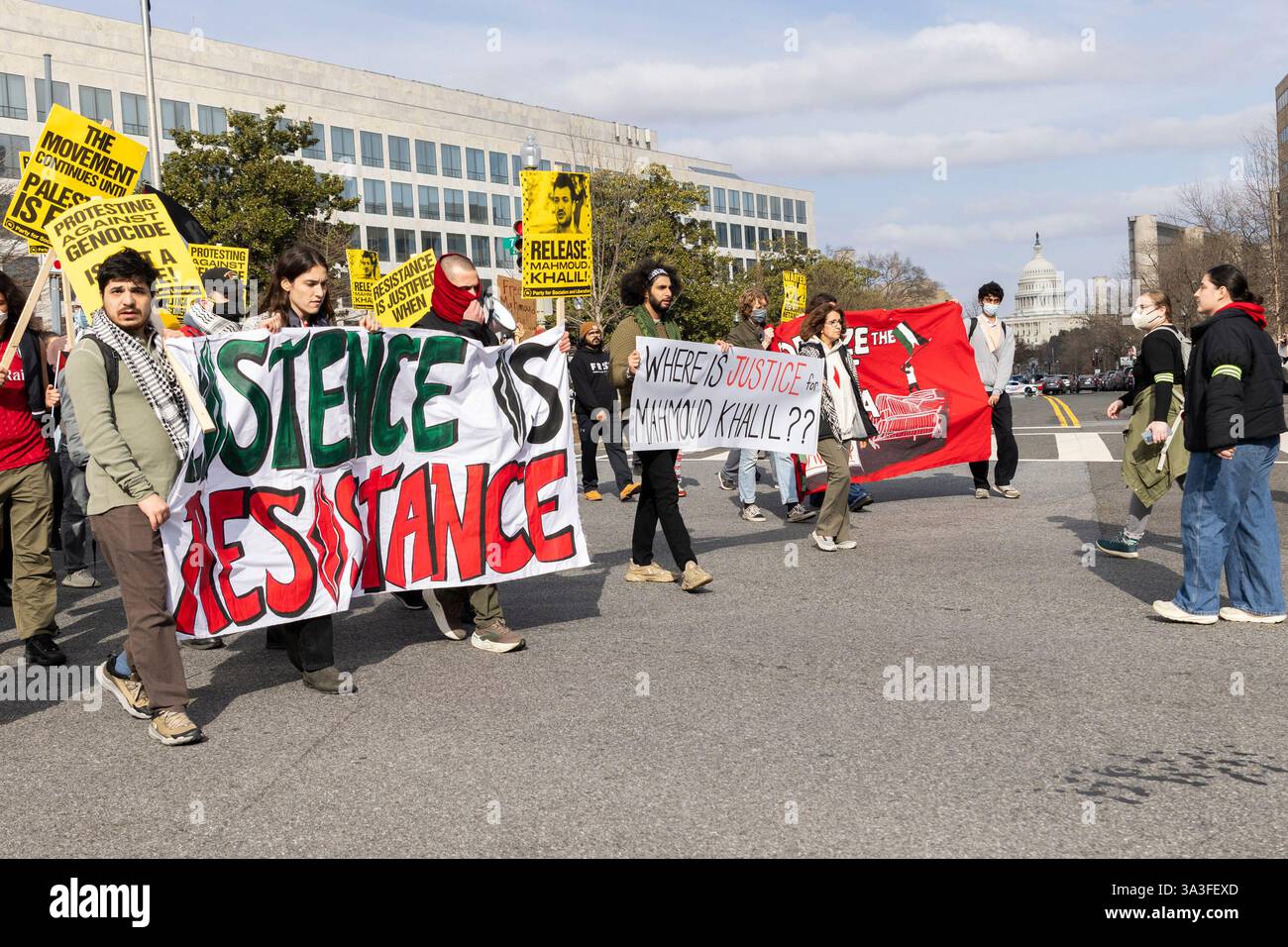 Washington DC, Stati Uniti. 15 marzo 2025. Gli attivisti pro-palestinesi marciano a Washington, DC il 15 marzo 2025 per mostrare sostegno a Mahmoud Khalil e chiedere il suo rilascio dalla DETENZIONE DI GHIACCIO. Mahmoud Khalil è un importante attivista palestinese, che ha contribuito a guidare le proteste alla Columbia University contro le vittime civili a Gaza, è stato arrestato dagli agenti dell'immigrazione e inviato in un centro di detenzione in Louisiana. Crediti: Aashish Kiphayet/Alamy Live News Foto Stock