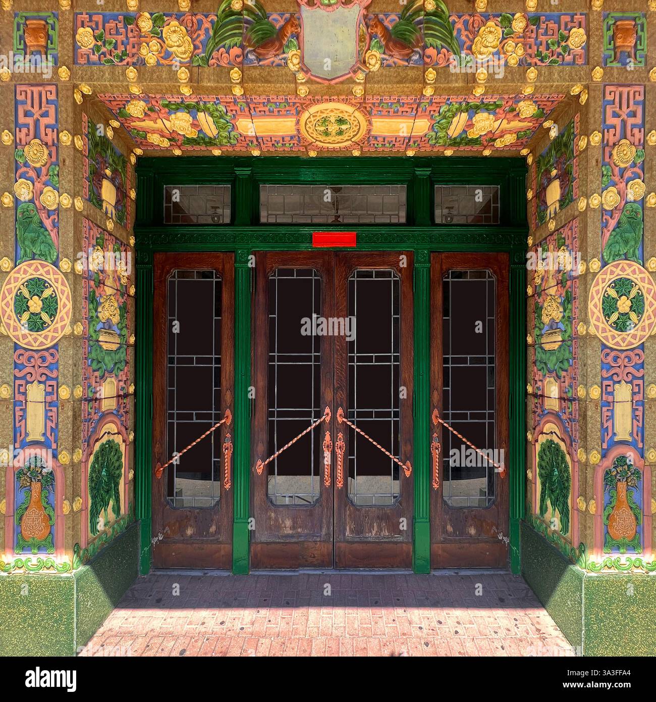 Un ingresso ornato nella Chinatown di Chicago, che mostra vibranti e intricate decorazioni in terracotta smaltata con motivi cinesi. - Immagine stock catturata con smartphone