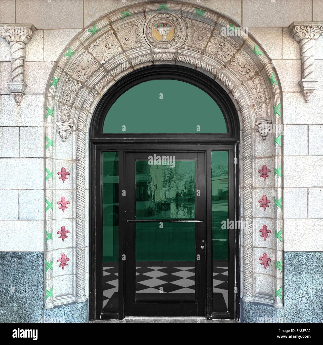 Una grande entrata ad arco con intricati dettagli in pietra e un pavimento piastrellato a scacchi. Le incisioni ornamentali presentano motivi floreali e geometrici. - Immagine stock catturata con smartphone