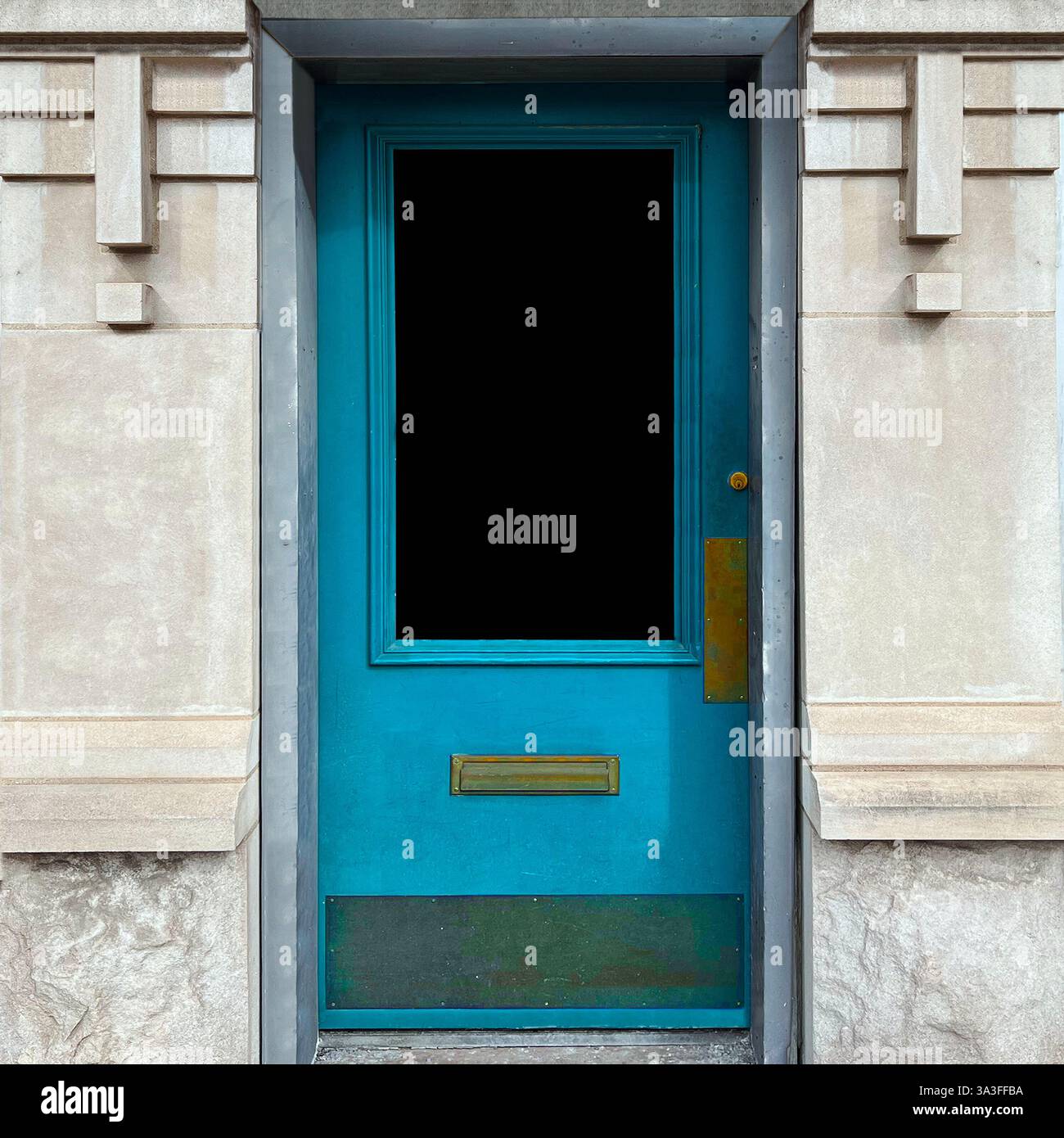 Una porta blu vibrante con accenti in ottone adagiato in una facciata geometrica in pietra, che mette in risalto una miscela di architettura moderna e classica a Chicago Foto Stock