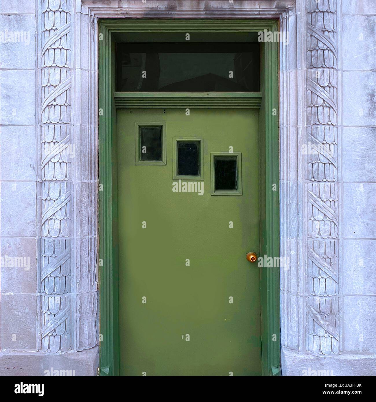 Una porta verde in stile Art Deco con tre piccole finestre geometriche, incorniciate da intricati dettagli in pietra a Chicago. - Immagine stock catturata con smartphone