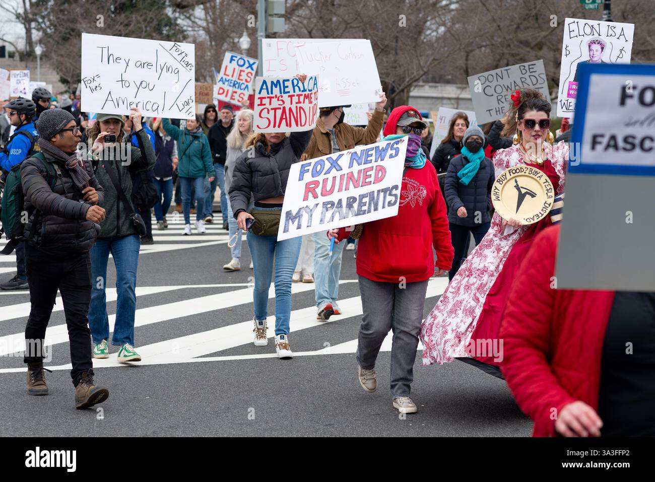 Washington DC, Stati Uniti. 15 marzo., 2025, i manifestanti sono scesi in strada, marciando dal Campidoglio degli Stati Uniti al quartier generale di Fox News per denunciare la copertura della rete del presidente Donald Trump e del miliardario Elon Musk. I manifestanti accusarono Fox News di servire come piattaforma di propaganda, amplificando la disinformazione e non ritenendo Trump responsabile. Cantando e tenendo dei segni, i manifestanti hanno chiesto una maggiore responsabilità dei media e integrità giornalistica. Crediti: Diego Montoya/Alamy Live News Foto Stock
