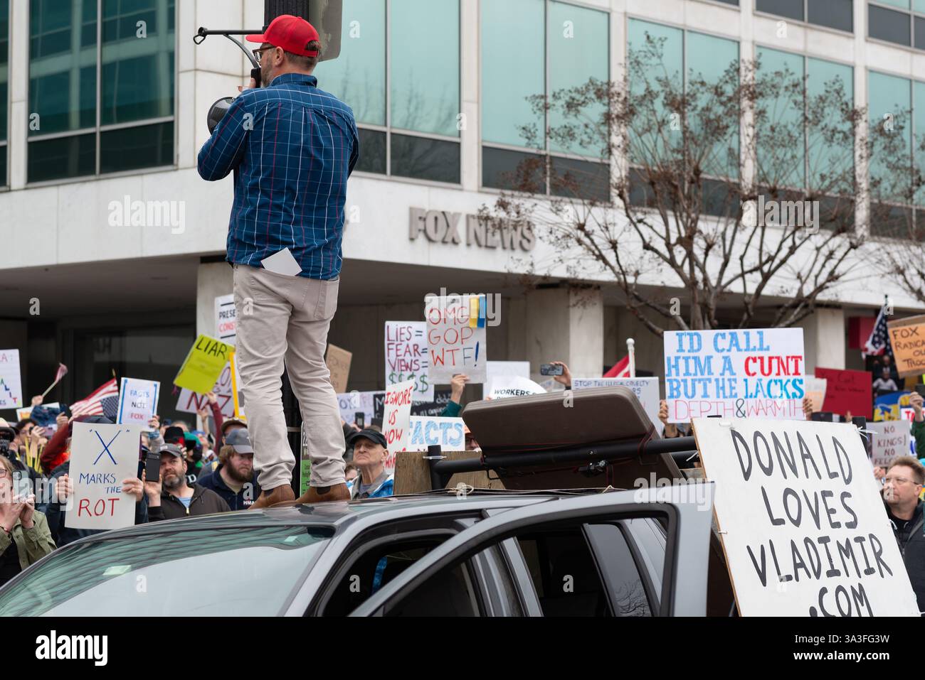 Washington DC, Stati Uniti. 15 marzo., 2025, i manifestanti sono scesi in strada, marciando dal Campidoglio degli Stati Uniti al quartier generale di Fox News per denunciare la copertura della rete del presidente Donald Trump e del miliardario Elon Musk. I manifestanti accusarono Fox News di servire come piattaforma di propaganda, amplificando la disinformazione e non ritenendo Trump responsabile. Cantando e tenendo dei segni, i manifestanti hanno chiesto una maggiore responsabilità dei media e integrità giornalistica. Crediti: Diego Montoya/Alamy Live News Foto Stock