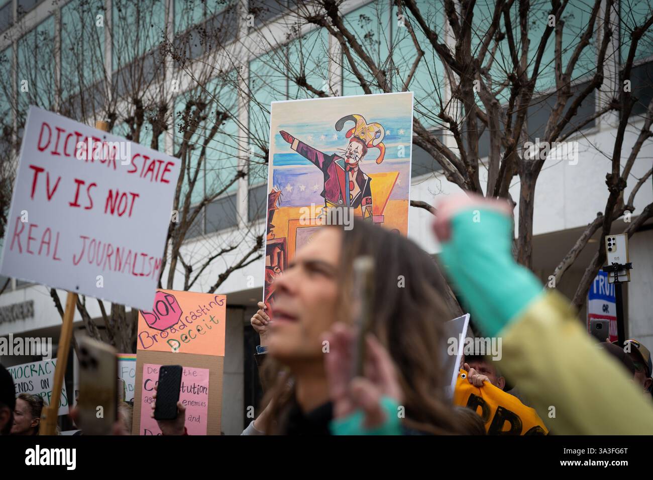 Washington DC, Stati Uniti. 15 marzo., 2025, i manifestanti sono scesi in strada, marciando dal Campidoglio degli Stati Uniti al quartier generale di Fox News per denunciare la copertura della rete del presidente Donald Trump e del miliardario Elon Musk. I manifestanti accusarono Fox News di servire come piattaforma di propaganda, amplificando la disinformazione e non ritenendo Trump responsabile. Cantando e tenendo dei segni, i manifestanti hanno chiesto una maggiore responsabilità dei media e integrità giornalistica. Crediti: Diego Montoya/Alamy Live News Foto Stock