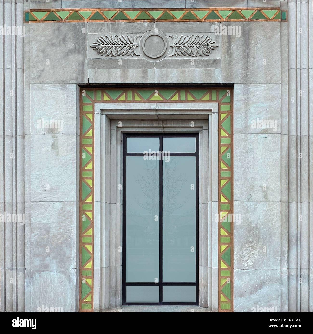Un'elegante e moderna porta incorniciata in nero si trova all'interno di una facciata decorativa in marmo Art Deco a Chicago Foto Stock