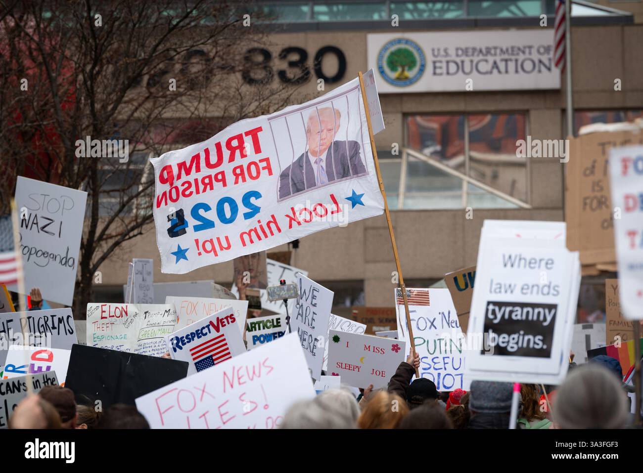Washington DC, Stati Uniti. 15 marzo., 2025, i manifestanti sono scesi in strada, marciando dal Campidoglio degli Stati Uniti al quartier generale di Fox News per denunciare la copertura della rete del presidente Donald Trump e del miliardario Elon Musk. I manifestanti accusarono Fox News di servire come piattaforma di propaganda, amplificando la disinformazione e non ritenendo Trump responsabile. Cantando e tenendo dei segni, i manifestanti hanno chiesto una maggiore responsabilità dei media e integrità giornalistica. Crediti: Diego Montoya/Alamy Live News Foto Stock