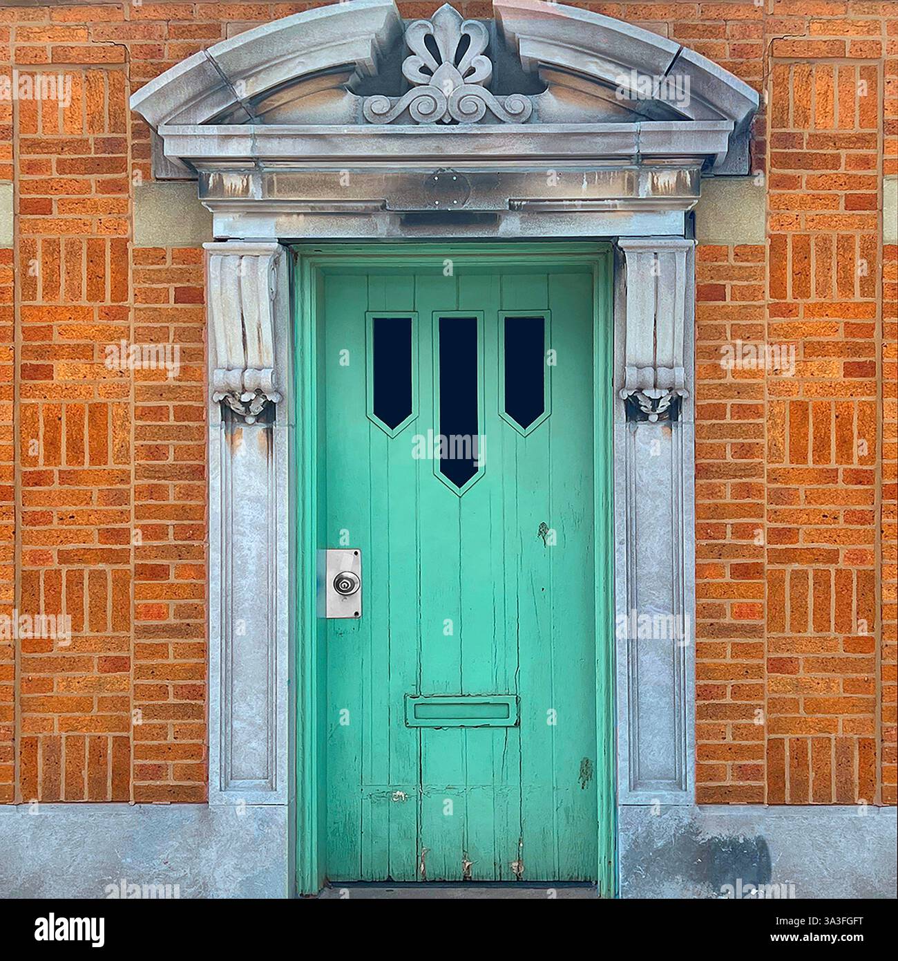 Porta verde menta con tre finestre a fessura allungate, incorniciate da un frontone in pietra ornato e colonne decorative, adagiate in una facciata in mattoni arancioni. - Immagine stock catturata con smartphone