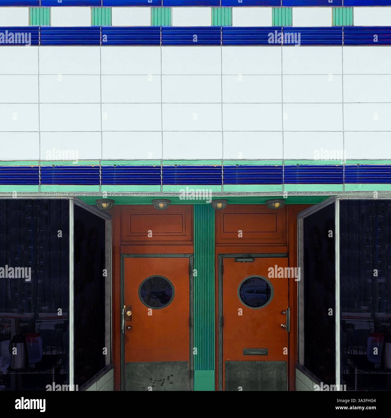 Un negozio Art Deco vintage con suggestivi lavori di piastrelle blu e verde, caratterizzato da porte a coppia con finestre a oblò rotonde. - Immagine stock catturata con smartphone