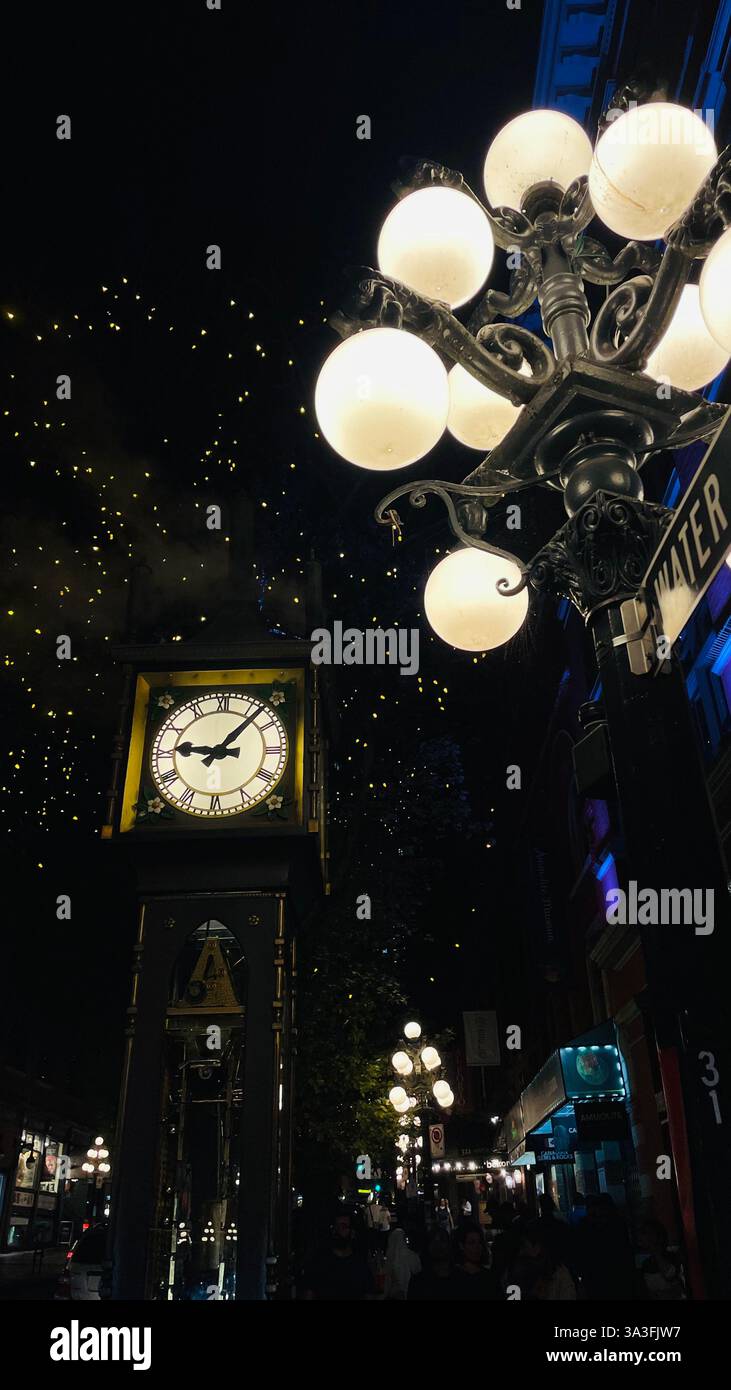 Foto notturna dell'orologio a vapore di gastown dal basso verso l'alto con una lampada sulla parte anteriore, 305 Water St, Vancouver, BC, canada - Immagine stock catturata con smartphone