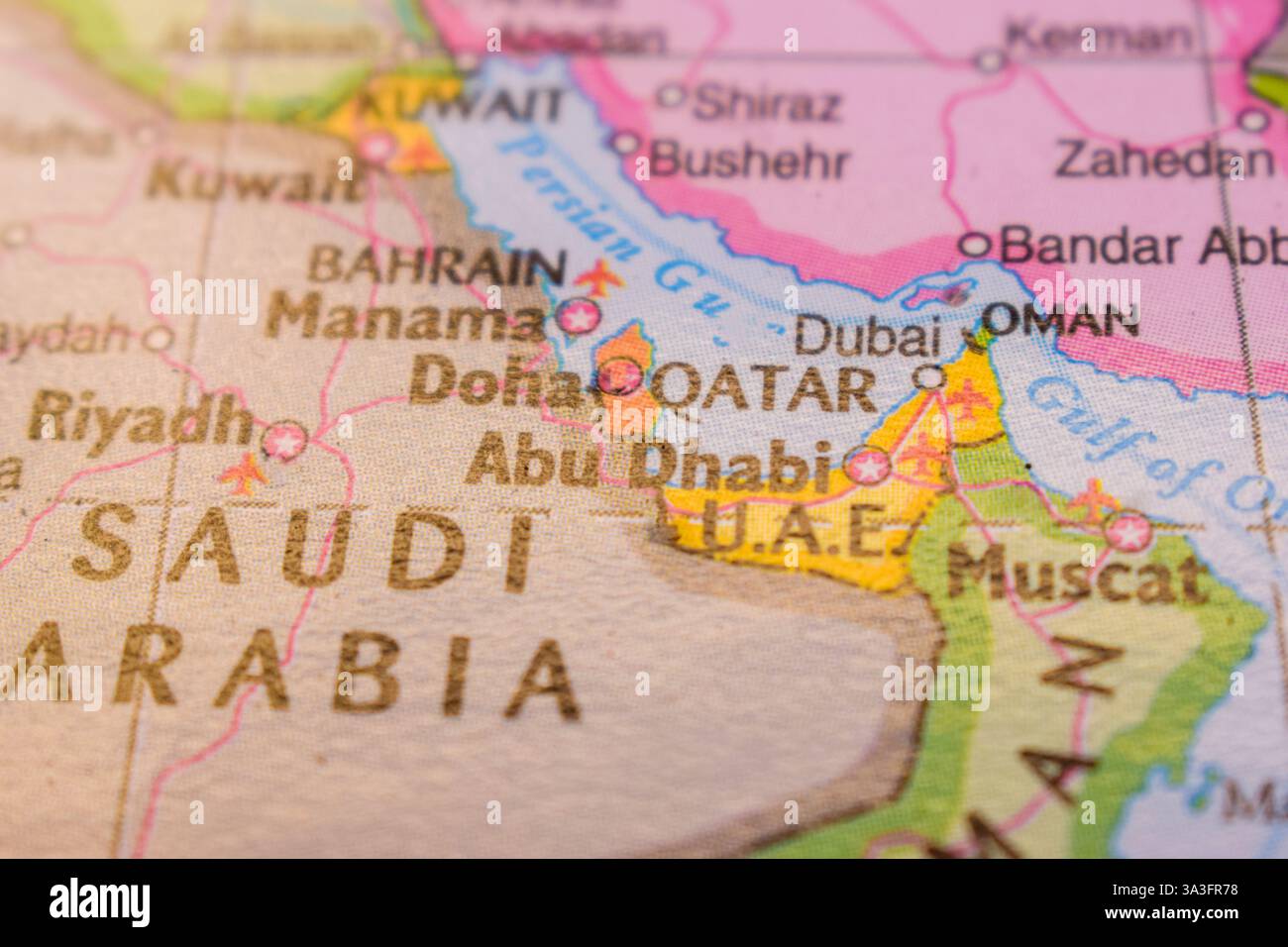 Qatar sulla mappa del mondo colorato Geo politico Mappa del mondo Foto Stock