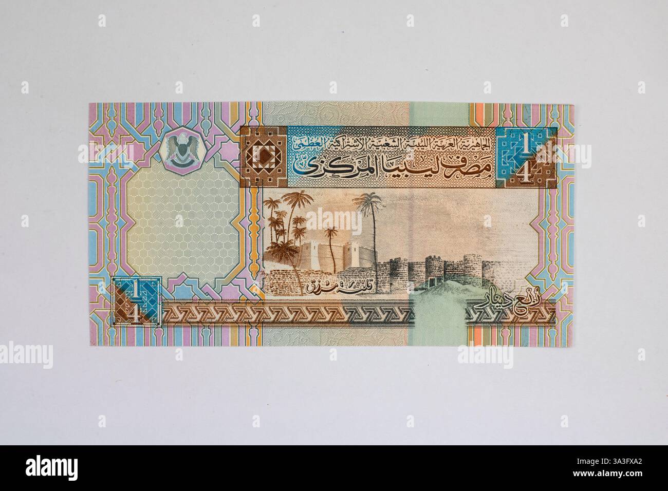 Libyan 1/4 Dinar Banknote sul retro con la storica fortezza del deserto Foto Stock
