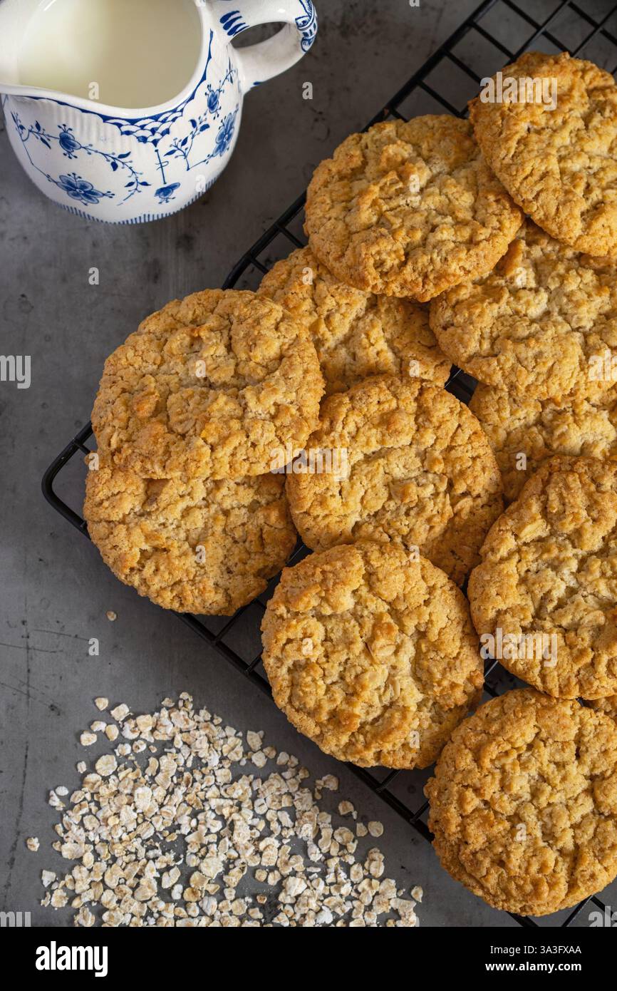 I biscotti Anzac sono un tradizionale biscotto australiano dolce fatto con avena arrotolata Foto Stock