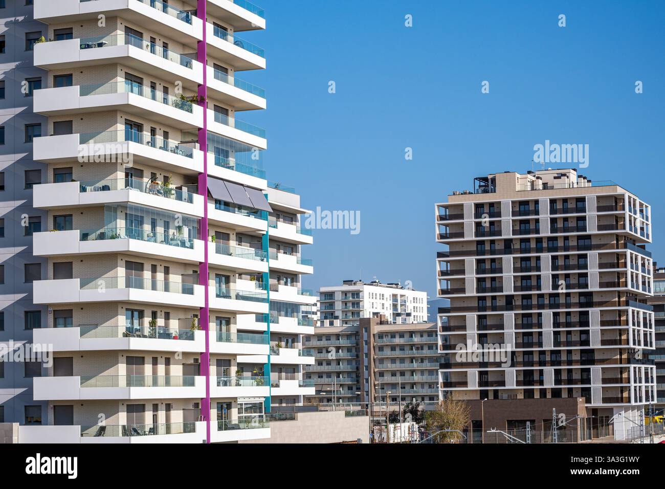 Moderni condomini hirise visti a Badalona, Spagna Foto Stock
