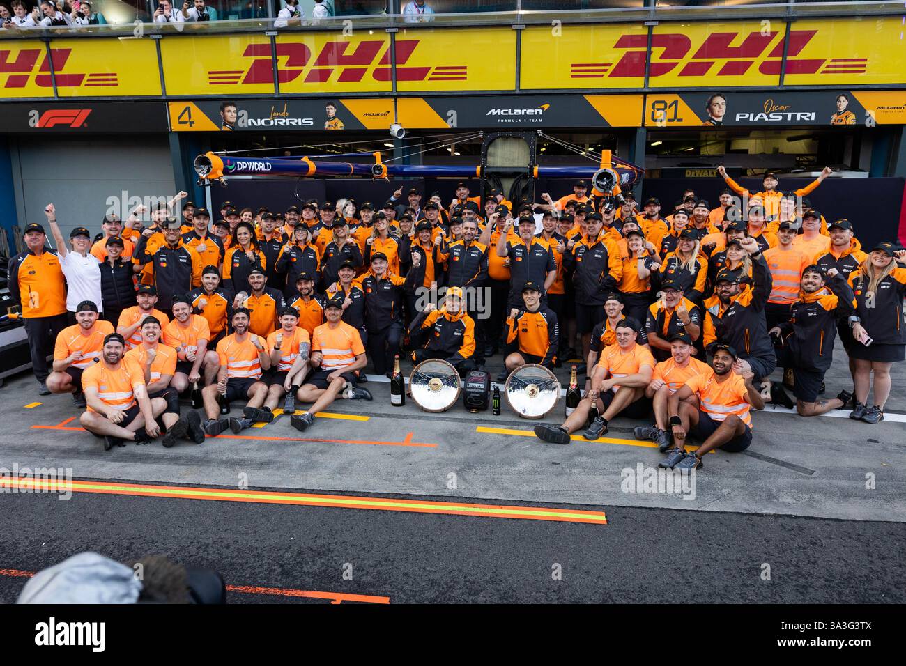 McLaren F1 Team celebrazione durante il Gran Premio d'Australia Louis Vuitton di Formula 1 2025, 1° round del Campionato del mondo di Formula 1 FIA 2025 dal 14 al 16 marzo 2025 sull'Albert Park Grand Prix Circuit di Melbourne, Australia Foto Stock