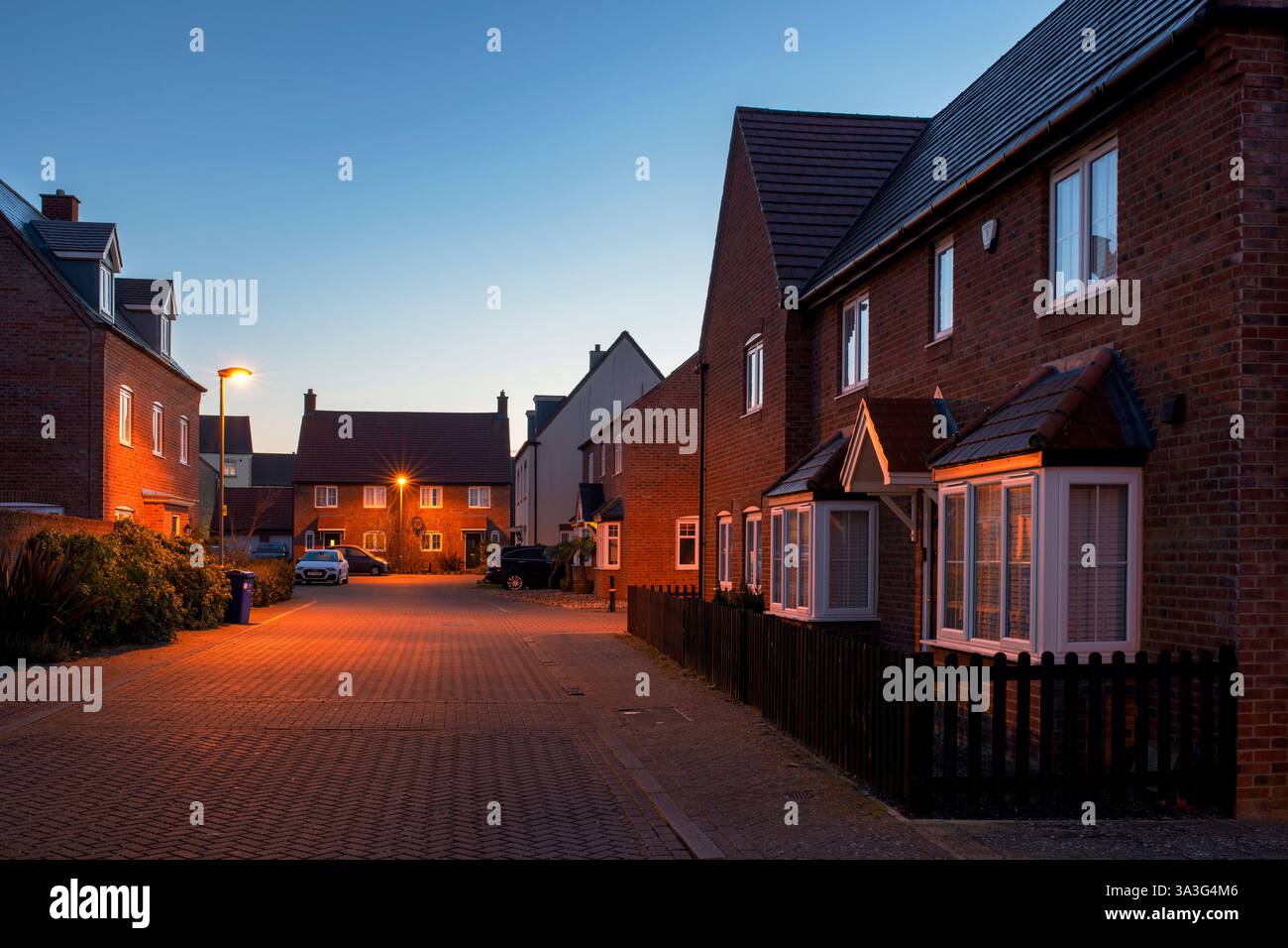 Bicester Street all'alba di marzo. Oxfordshire. Inghilterra. Foto Stock