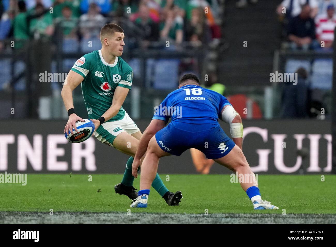 Sam Prendergast irlandese e Giosue Zilocchi italiano durante la partita di rugby delle sei Nazioni tra Italia e Irlanda allo stadio Olimpico di Roma, 15 marzo 2025. Foto Stock