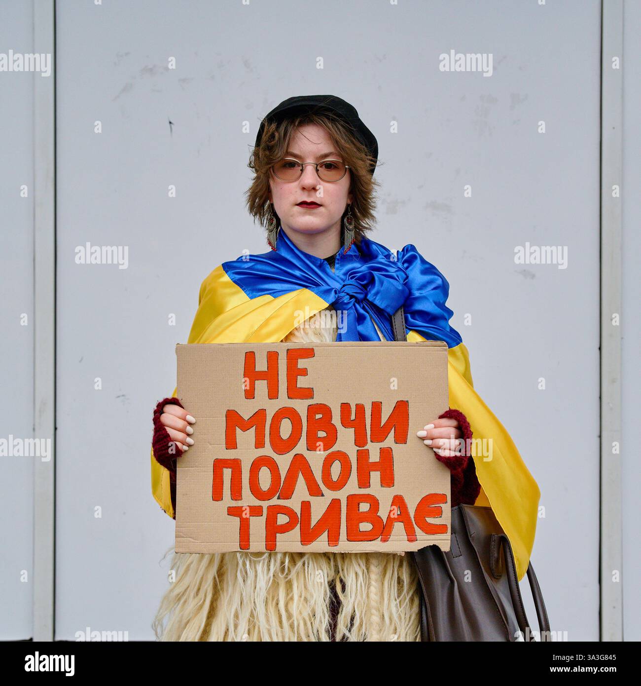 Kiev, Ucraina - 26 gennaio 2025: Attivisti e parenti si riuniscono per un raduno pacifico, con striscioni vivaci a sostegno della cattura dei soldati ucraini Foto Stock