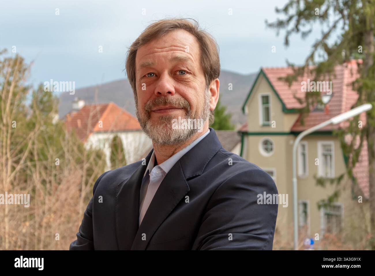 Ritratto aziendale di un uomo di successo 50-55 anni all'aperto con luce naturale Foto Stock
