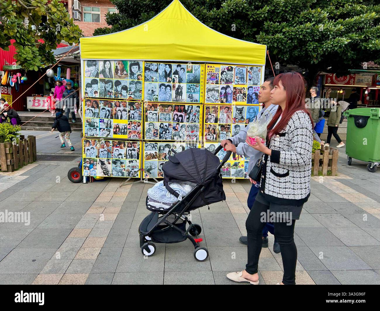 Taipei, Taiwan, coppia taiwanese, carrozza per bambini a spinta, passeggino, visita al centro storico della città, Danshiu, (distretto Tamsui) abbigliamento di Taiwan - Immagine stock catturata con smartphone