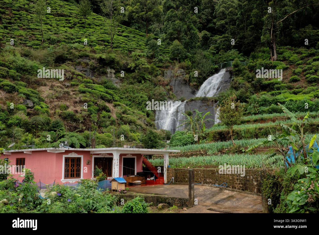 Casa con una cascata sul Pekoe Trail, Nuwara Eliya, Sri Lanka Foto Stock