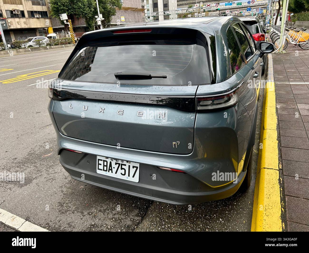 Taipei, Taiwan, auto taiwanese parcheggiata in Street, Luxgen - Immagine stock catturata con smartphone