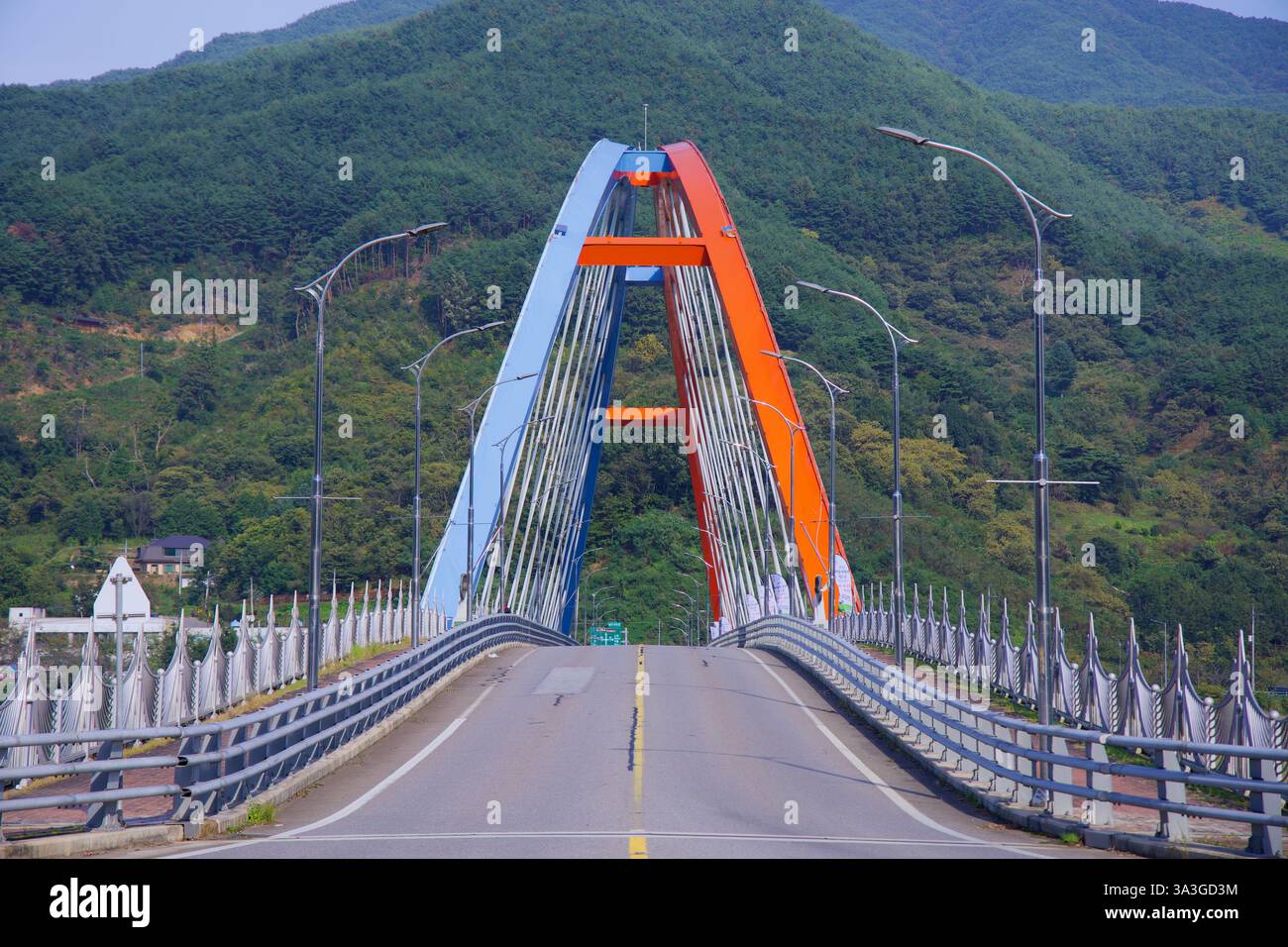 Contea di Gurye, Corea del Sud - 3 ottobre 2021: Una vista frontale del Ponte di Namdo presenta i suoi sorprendenti archi rossi e blu, con torreggianti lampioni a Foto Stock