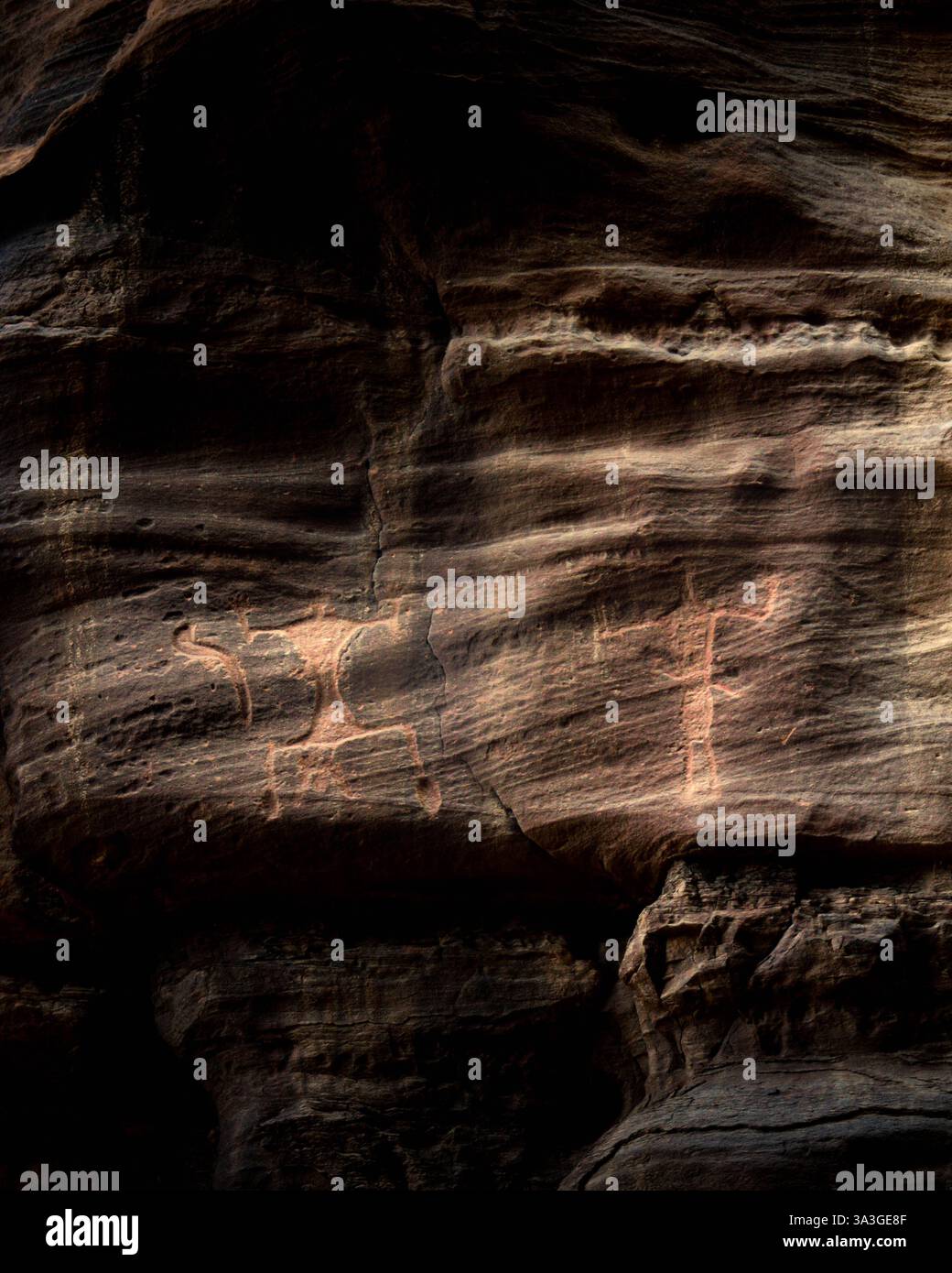 Antichi disegni sulle rocce di Wadi Rum, in Giordania. Foto Stock