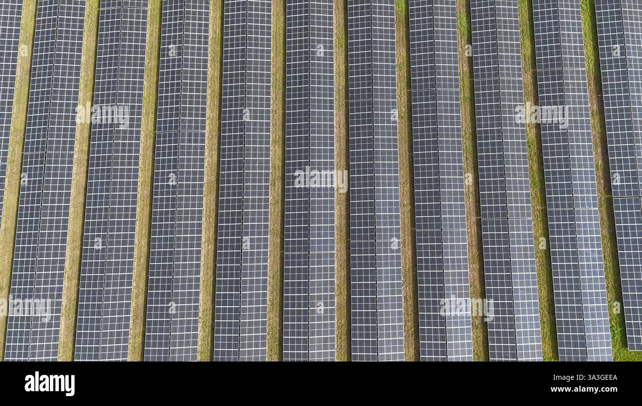Vista aerea di una fattoria solare per energia rinnovabile pulita dal sole, vista aerea della fattoria solare dell'Ospedale Castle Hill. Cottingham, Hull Foto Stock