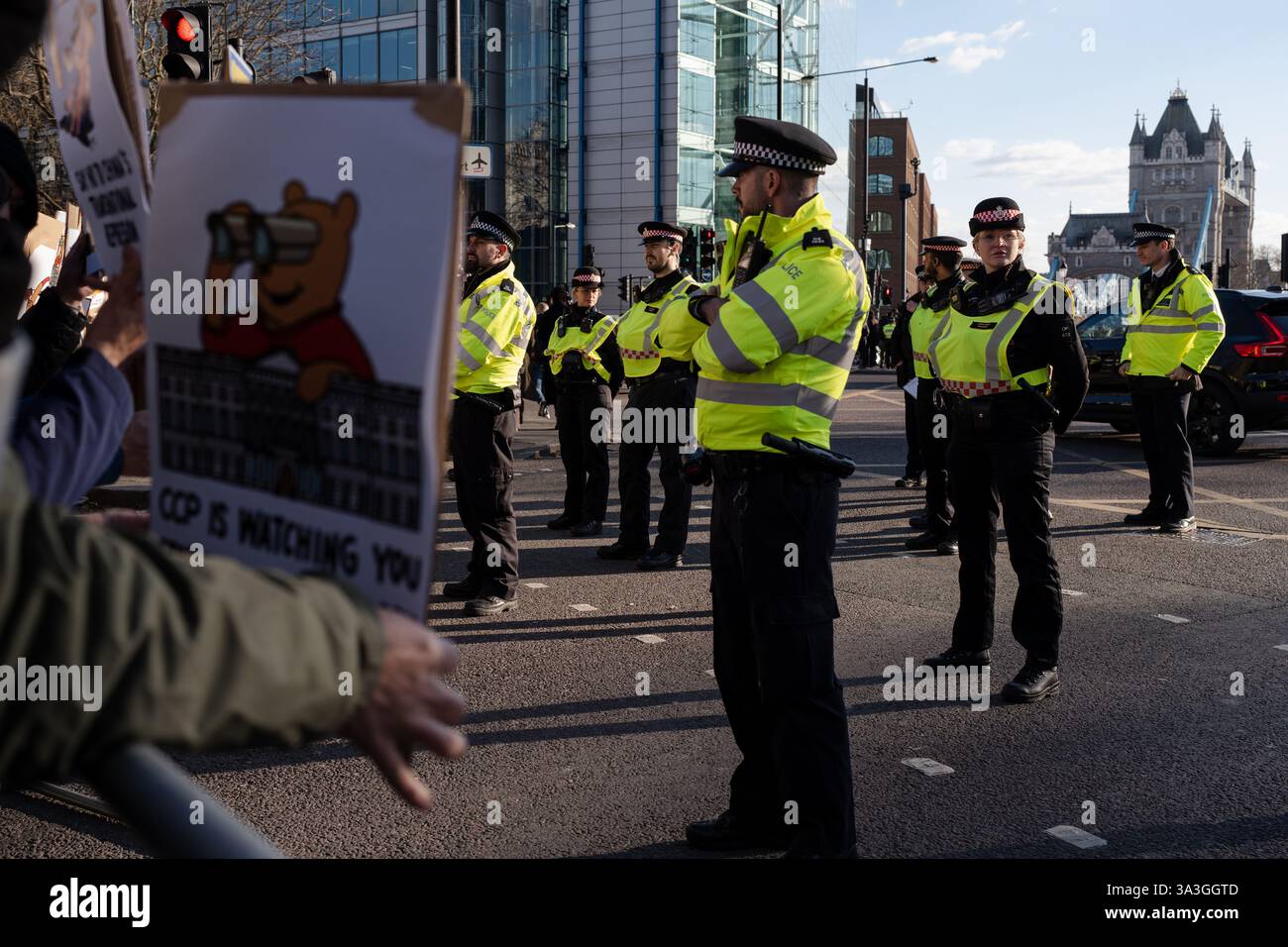 Londra, Regno Unito. 15 marzo 2025. Gli agenti di polizia sono di stanza vicino alla zona di protesta designata a Londra, Regno Unito, il 15 marzo 2025. Migliaia di manifestanti, per lo più la diaspora di Hong Kong, manifestano alla Royal Mint Court di Londra contro un piano per una nuova “mega ambasciata” cinese nel sito proposto, temendo che possa diventare un “hub spia” per il governo. Questa è stata la seconda manifestazione in due mesi contro la proposta. Credito: SOPA Images Limited/Alamy Live News Foto Stock