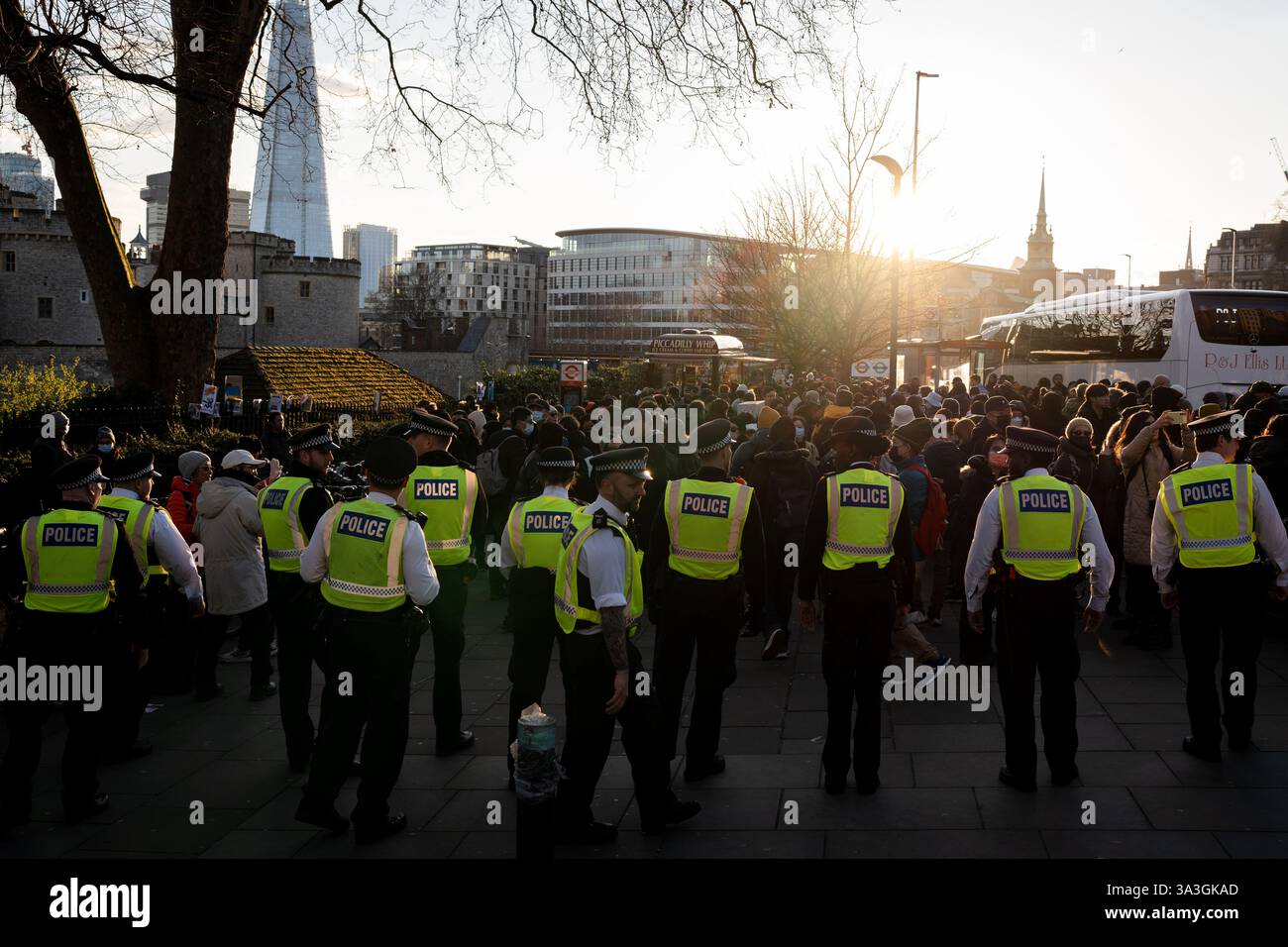 Londra, Regno Unito. 15 marzo 2025. Gli agenti di polizia sono di stanza in linea per garantire che nessun manifestante rientri nella zona designata di protesta a Londra, Regno Unito, il 15 marzo 2025. Migliaia di manifestanti, per lo più la diaspora di Hong Kong, manifestano alla Royal Mint Court di Londra contro un piano per una nuova “mega ambasciata” cinese nel sito proposto, temendo che possa diventare un “hub spia” per il governo. Questa è stata la seconda manifestazione in due mesi contro la proposta. (Foto di Ashley Chan/SOPA Images/Sipa USA) credito: SIPA USA/Alamy Live News Foto Stock