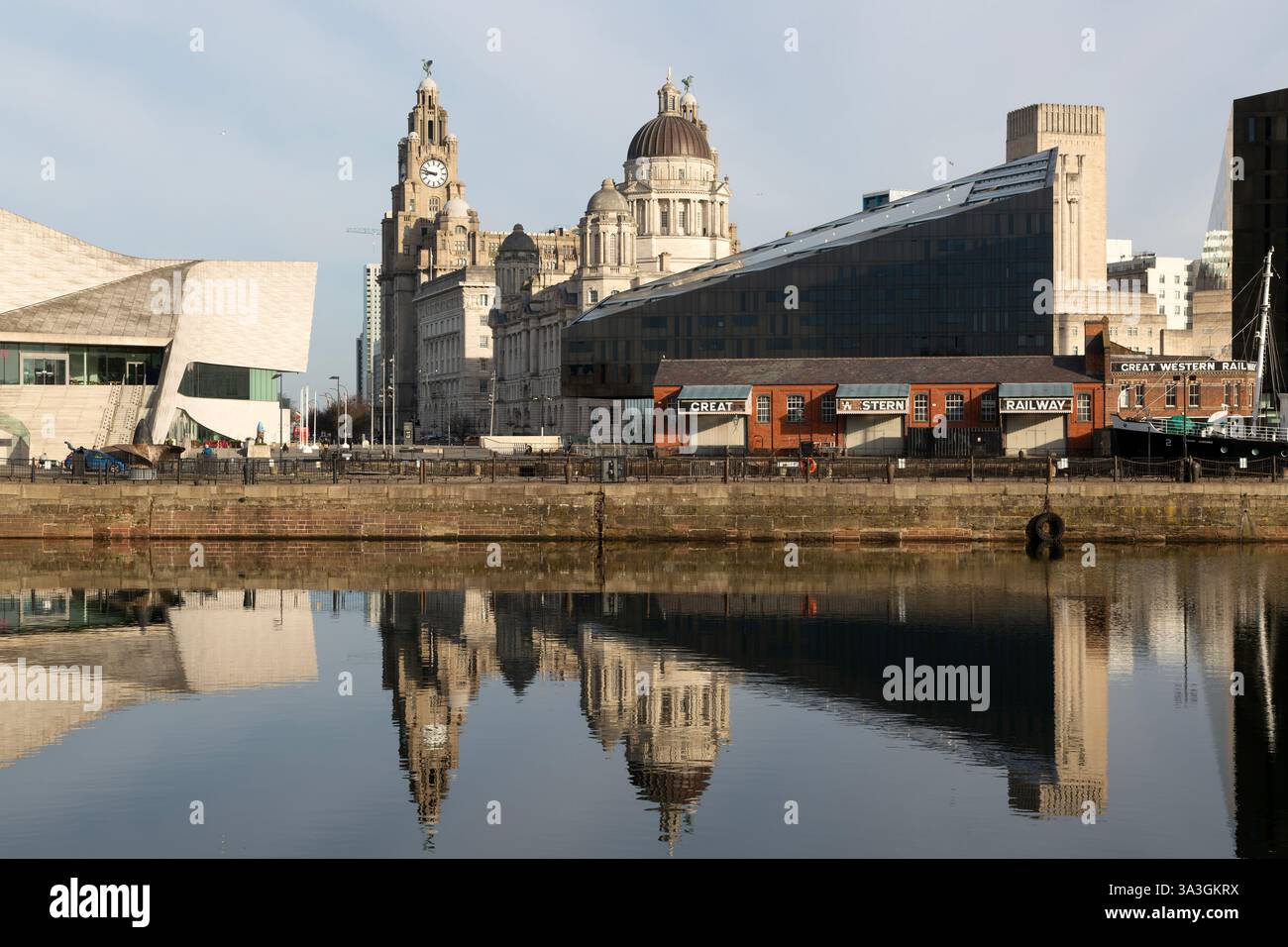 Gli iconici edifici sul lungomare delle tre Grazie si riflettono sull'acqua, Canning Dock, Liverpool, Inghilterra, Regno Unito Foto Stock