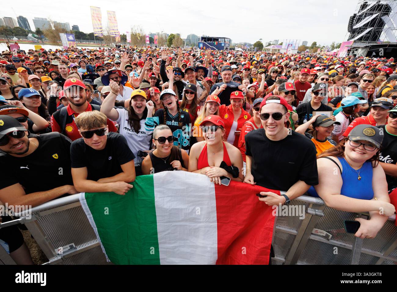 Melbourne, Australia. 15 marzo 2025. La grande folla sul palco principale per il forum dei tifosi davanti al Gran Premio di F1 d'Australia all'Albert Park Grand Prix Circuit. (Foto di George Hitchens/SOPA Images/Sipa USA) credito: SIPA USA/Alamy Live News Foto Stock