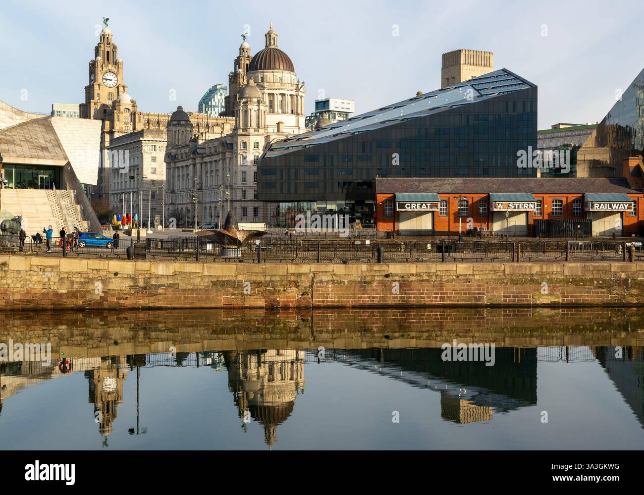 Gli iconici edifici sul lungomare delle tre Grazie si riflettono sull'acqua, Canning Dock, Liverpool, Inghilterra, Regno Unito Foto Stock