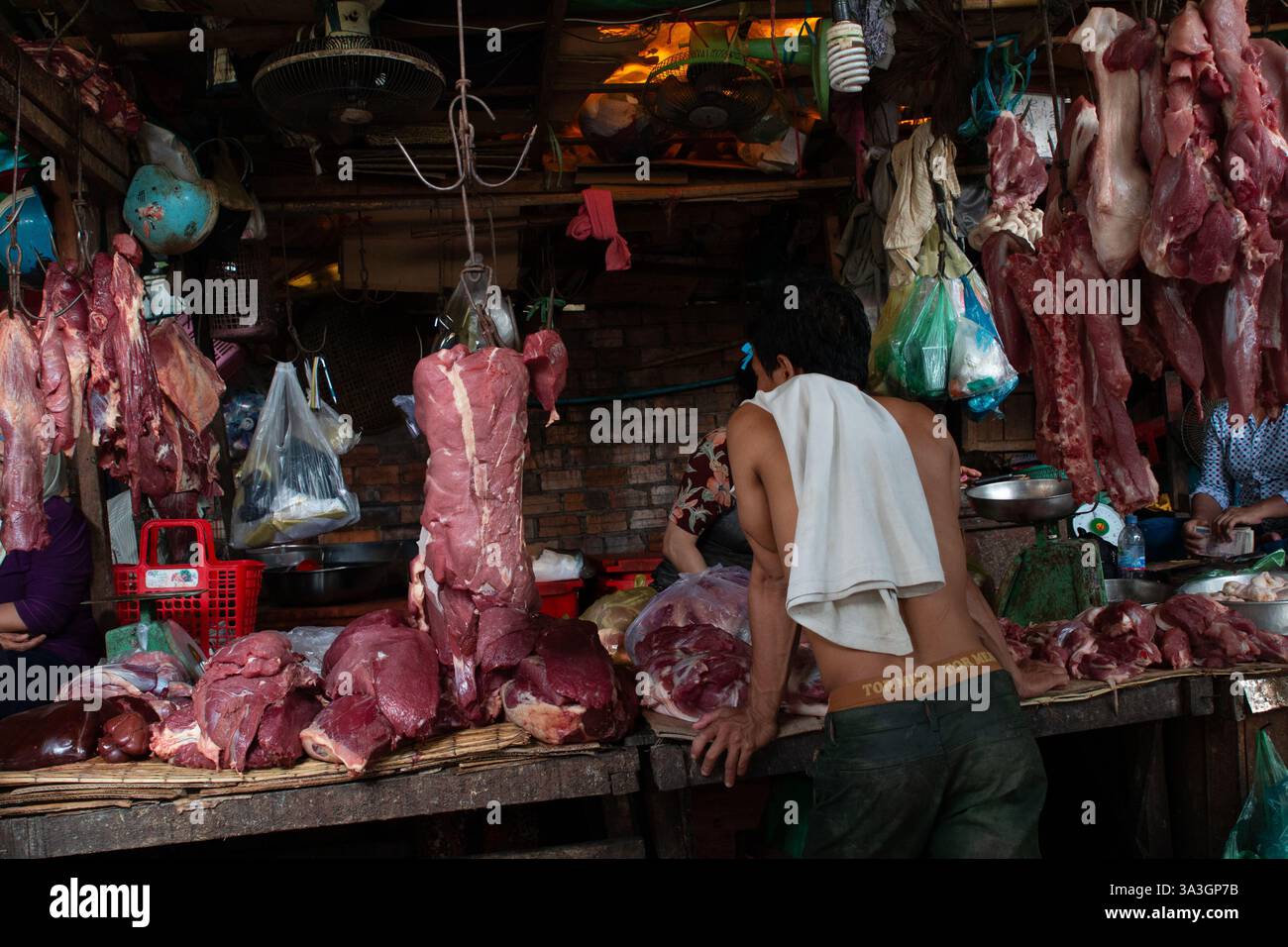 Venditore di carne nel mercato russo, Phnom Penh, Cambogia Foto Stock
