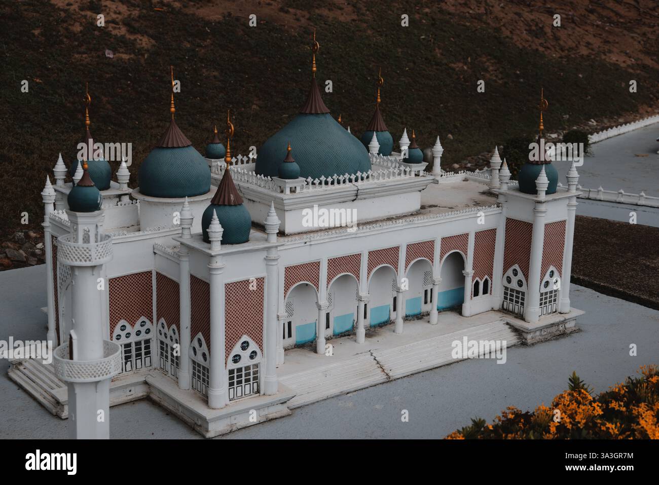 Ammira la splendida bellezza architettonica di una magnifica moschea splendidamente situata nella natura Foto Stock