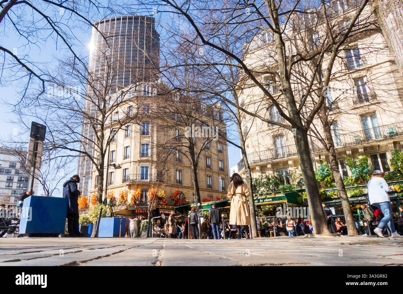 Parigi, Francia - 7 marzo 2025: Torre Montparnasse, gente in strada e negozi a Parigi 14ème Foto Stock