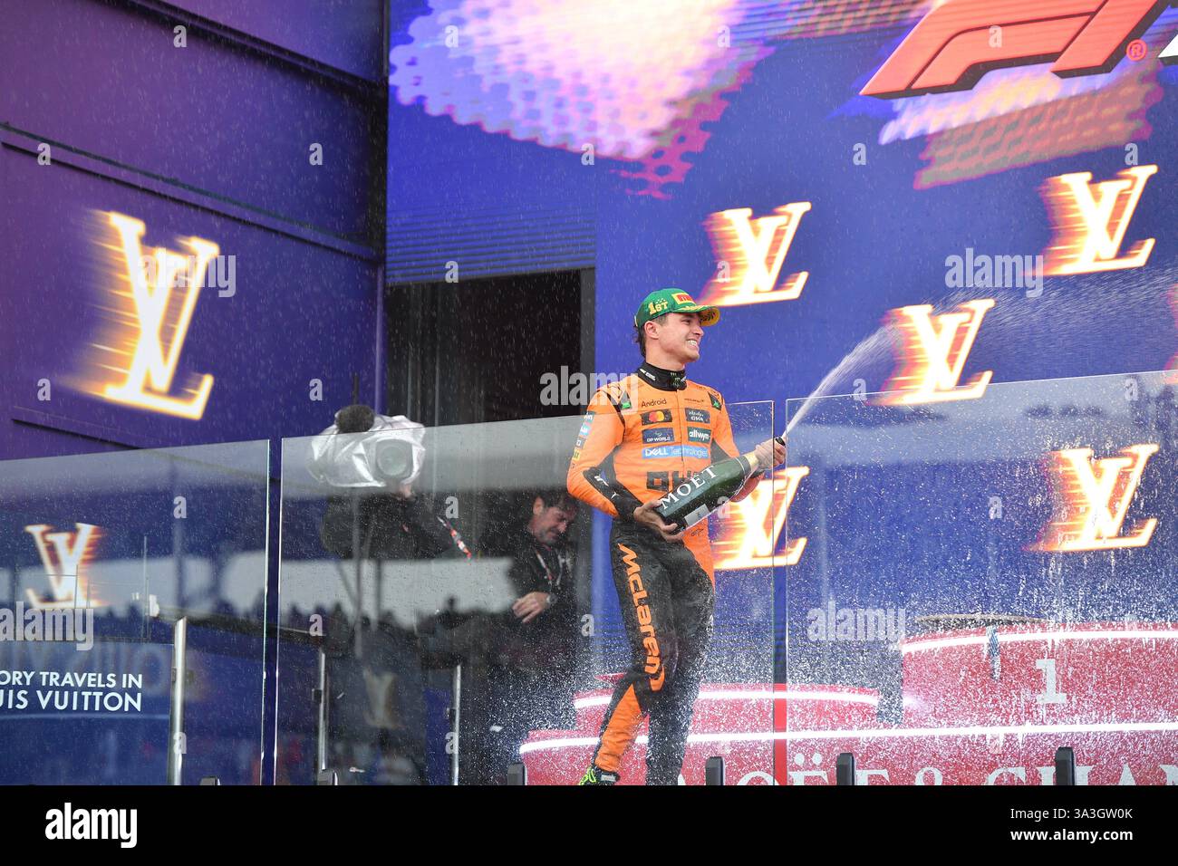 MELBOURNE, AUSTRALIA 16 marzo 2025. Nella foto: Il pilota di Formula 1 della McLaren Lando Norris (GBR) festeggia con champagne sul podio all'Australian Round del Campionato del mondo di Formula 1 2025. Karl Phillipson / Alamy Live News Foto Stock