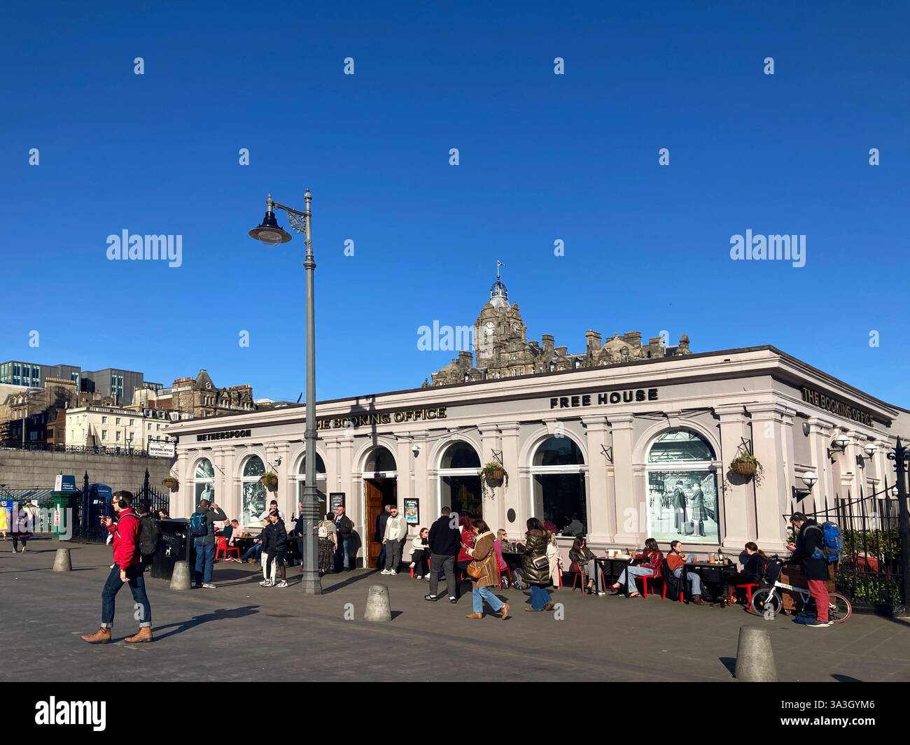 The Booking Office Wetherspoons bar, Waverley Bridge, Edimburgo, Scozia - Immagine stock catturata con smartphone