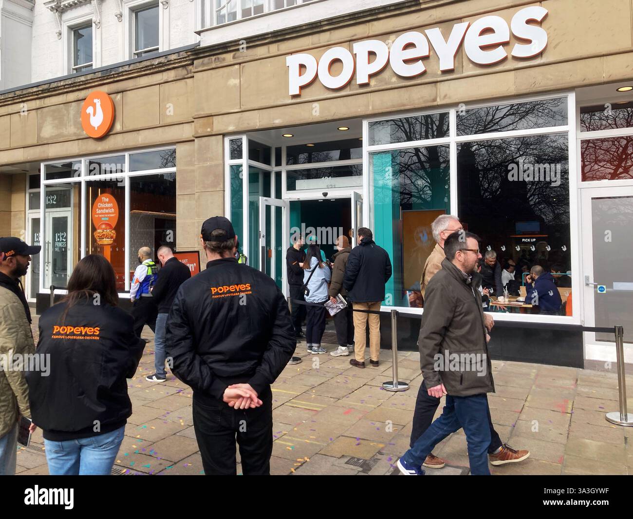 Il nuovo ristorante fast food Popeyes apre al pubblico il 14 marzo 2025, Princes Street, Edimburgo - Immagine stock catturata con smartphone