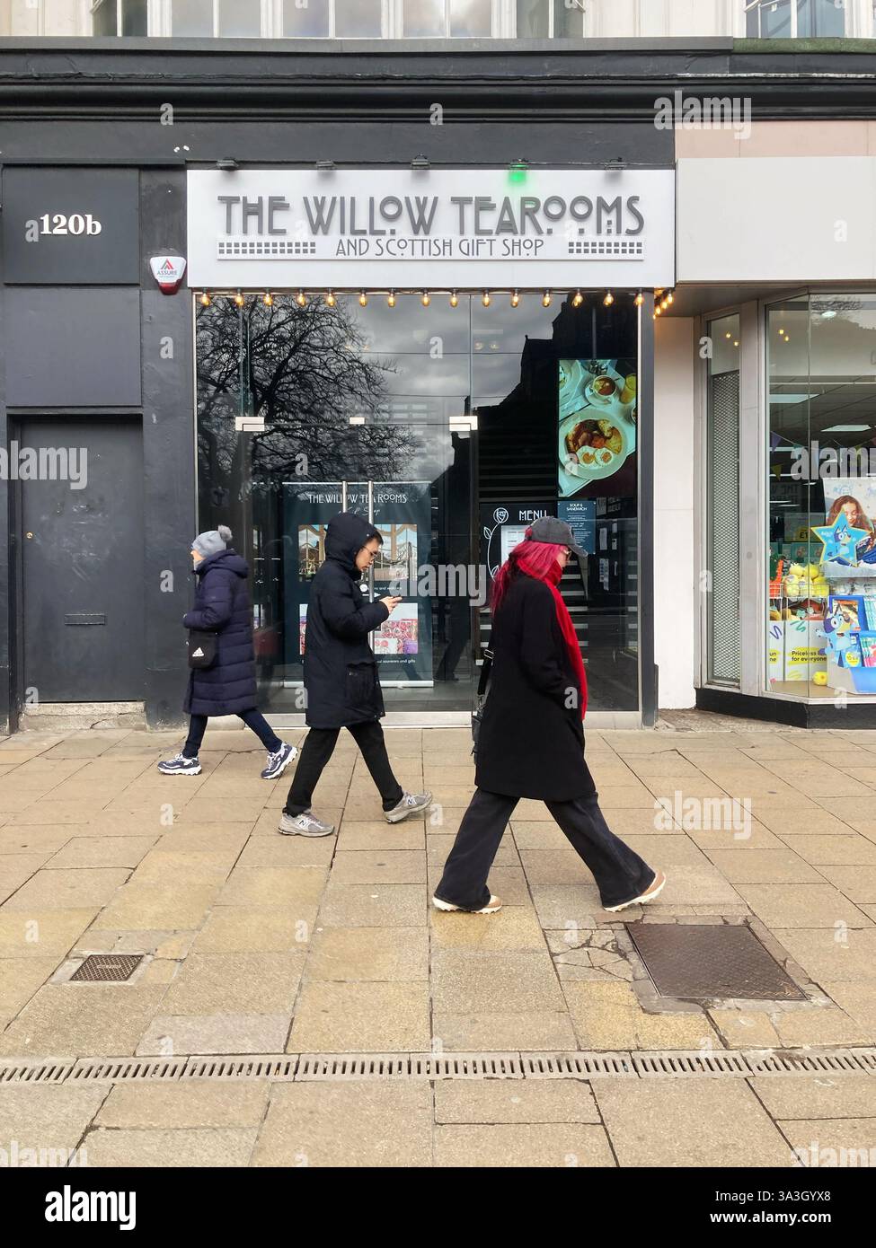 The Willow Tea Rooms and Scottish Gift Shop, Princes Street, Edimburgo, Scozia - Immagine stock catturata con smartphone