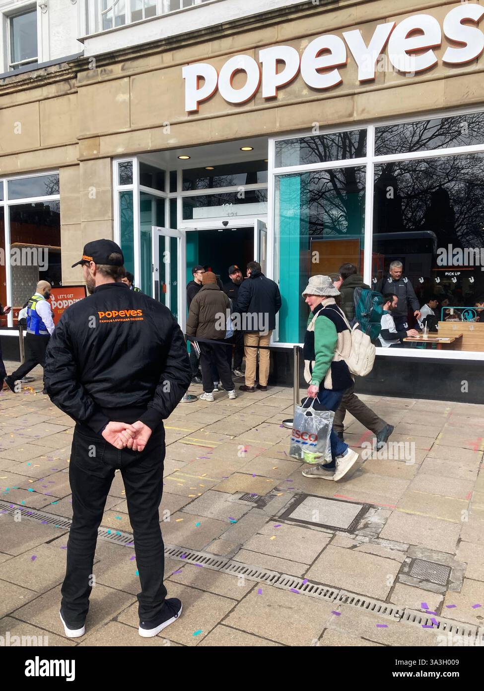 Il nuovo ristorante fast food Popeyes apre al pubblico il 14 marzo 2025, Princes Street, Edimburgo - Immagine stock catturata con smartphone