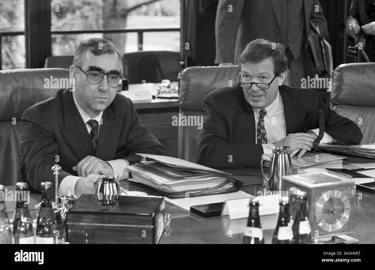 Deutschland, Bonn, 23.03.1995 Archiv.: 52-35-13 Kabinettssitzung foto: Bundesfinanzminister Theo Waigel und Guenter Rexrodt, Bundeswirtschaftsminister Kabinettssitzung *** Germania, Bonn, 23 03 1995 Archivio 52 35 13 Gabinetto Meeting foto Ministro federale delle Finanze Theo Waigel e Guenter Rexrodt, Ministro federale dell'economia riunione Gabinetto Foto Stock